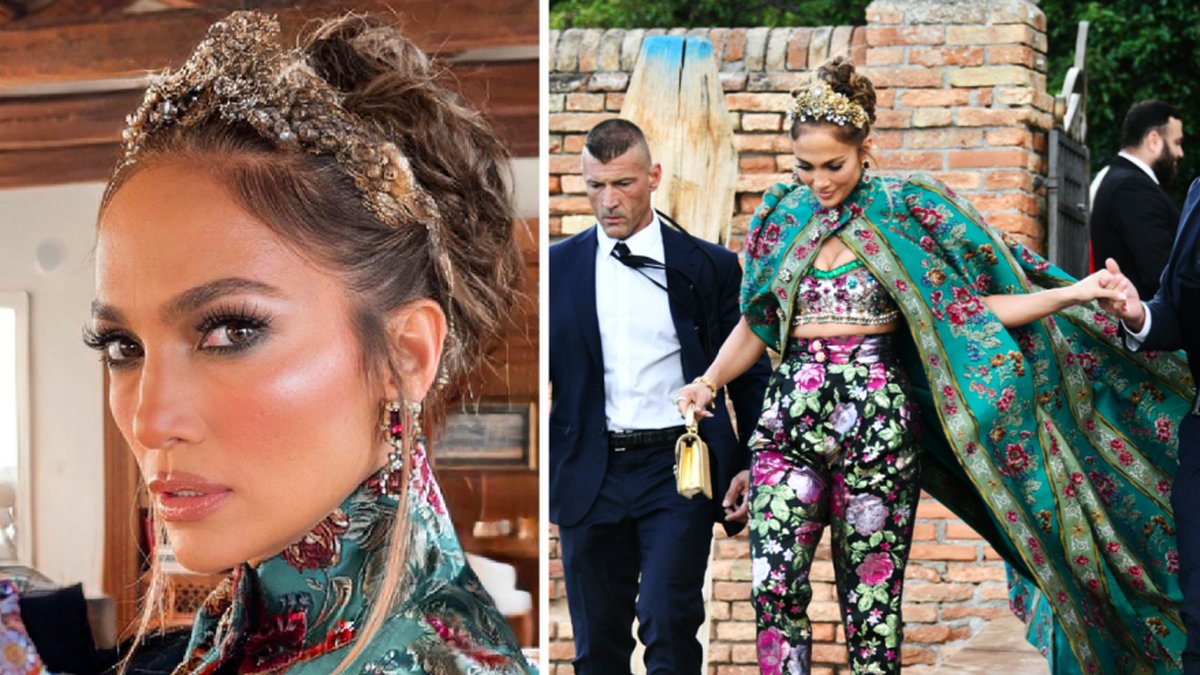 På Dolce & Gabbanas modevisning i Venedig bar J.Lo en turkosblommig mantel med matchande topp och byxor